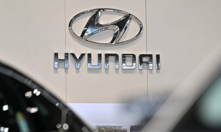 US agents arrest 475 in raid on Hyundai-LG plant