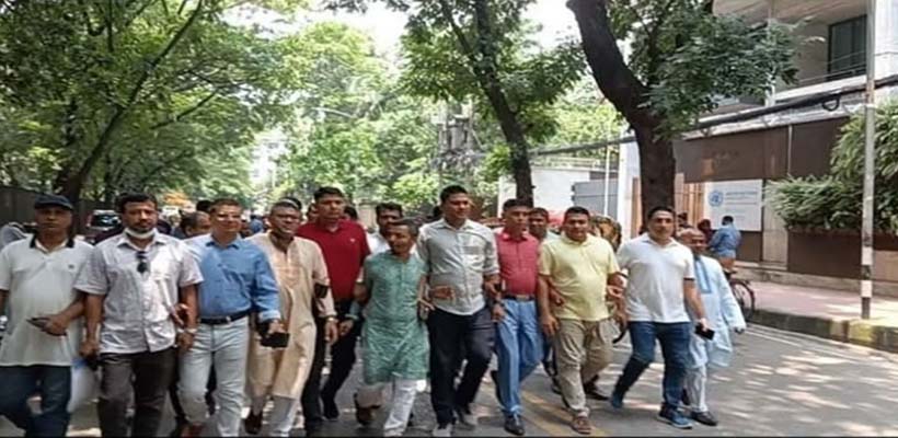 Youth leaders deprived of positions in the Jubo Dal stage a sit-in in front of the BNP Chairperson’s office in Gulshan.