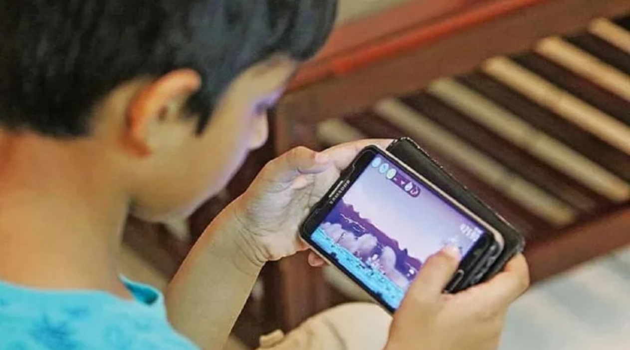 Students at risk as social media addiction takes hold